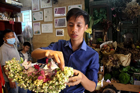 lan-dau-tham-du-le-hoi-hoa-quoc-te Chàng trai Đà Nẵng trổ ngón nghề chinh phục  thế giới